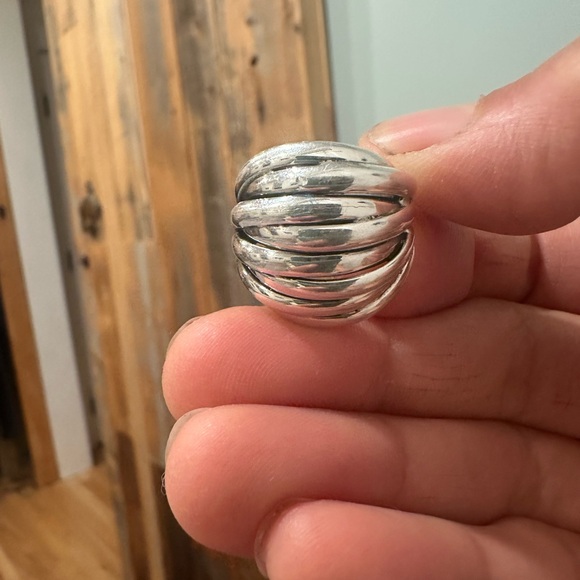 Elegant Silver Ring - Picture 3 of 5